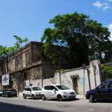 Su via Capruzzi, ad angolo con con via Albanese, � possibile ammirare in tutta la sua maestosit� il primo relitto industriale della citt�. Quest�edificio a due piani in pietra ormai ormai annerita dal tempo, domina dall�alto il cavalcavia di via Quintino Sella e si erge per un intero isolato. E� uno stabilimento delle Ferrovie dello Stato ormai in disuso